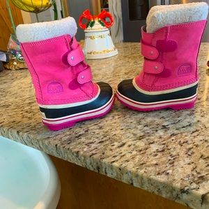 Sorel snow boots size 8 toddler🎀❄️